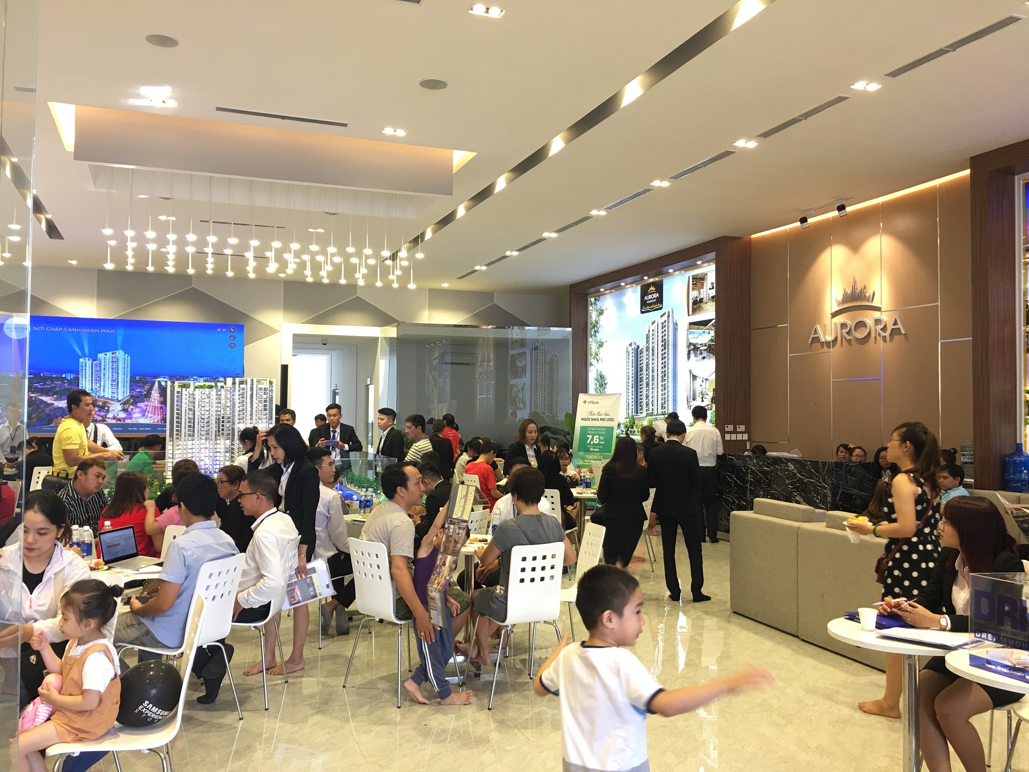 Hình ảnh trong event bán 32 căn officetel dự án Aurora - ngày 25/03/2018